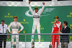 Podium: Winnaar en wereldkampioen Lewis Hamilton, Mercedes, tweede plaats Nico Rosberg, Mercedes en