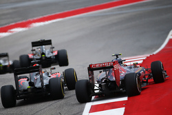 Карлос Сайнс мл., Scuderia Toro Rosso STR10 и Фернандо Алонсо, McLaren MP4-30 - борьба за позицию