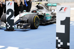 Второе место - Нико Росберг, Mercedes AMG F1 заезжает в закрытый парк