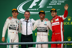 Подиум: Падди Лоу, исполнительный директор Mercedes AMG F1 празднует на подиуме с Нико Росбергом, Me