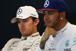 Tweede plaats Nico Rosberg, Mercedes AMG F1 en winnaar en wereldkampioen Lewis Hamilton, Mercedes AM