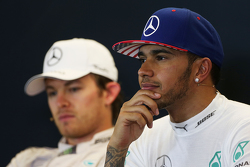 Tweede plaats Nico Rosberg, Mercedes AMG F1 en winnaar en wereldkampioen Lewis Hamilton, Mercedes AM