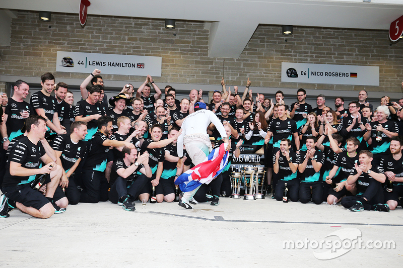 Ganador de la Carrera y Campeón del Mundo Lewis Lewis Hamilton, Mercedes AMG F1 celebra con el equip