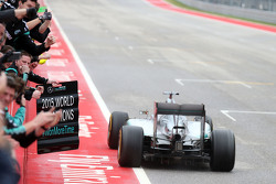 Lewis Hamilton, Mercedes AMG F1 W06 aan de finish