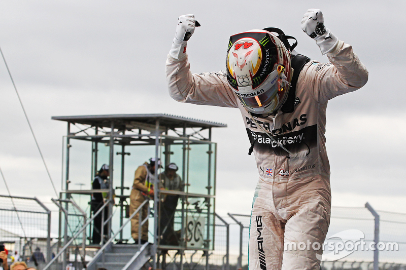 Le vainqueur et Champion du Monde Lewis Hamilton, Mercedes AMG F1 fête sa victoire dans le Parc Fermé