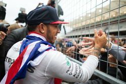 Le vainqueur et Champion du Monde Lewis Hamilton, Mercedes AMG F1 fête sa victoire avec les fans