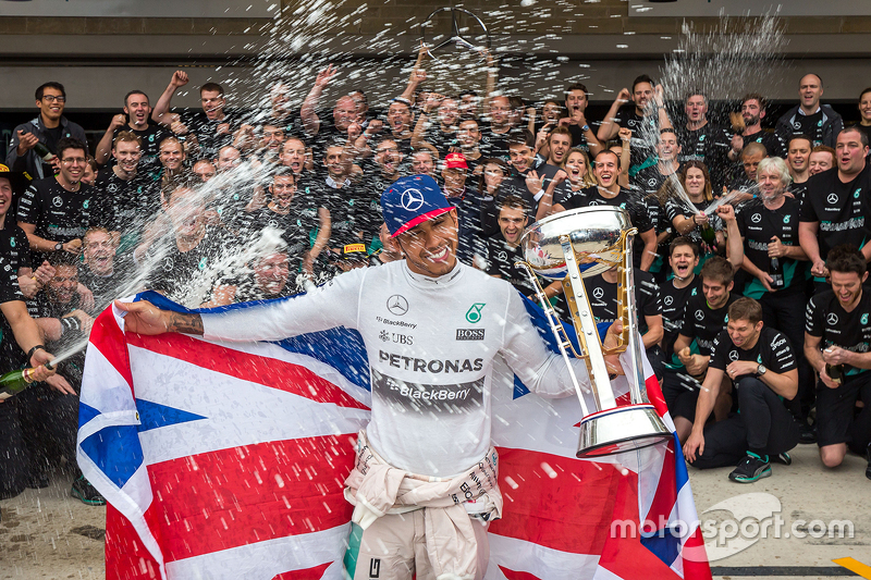 Ganador de la carrera y Campeón Mundial, Lewis Hamilton, Mercedes AMG F1 celebra con su equipo.