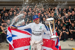 Race winner and World Champion Lewis Hamilton, Mercedes AMG F1 celebrates with the team