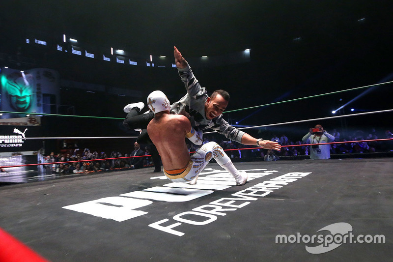 Lewis Hamilton participa en un evento de lucha libre mexicana en la ciudad de México