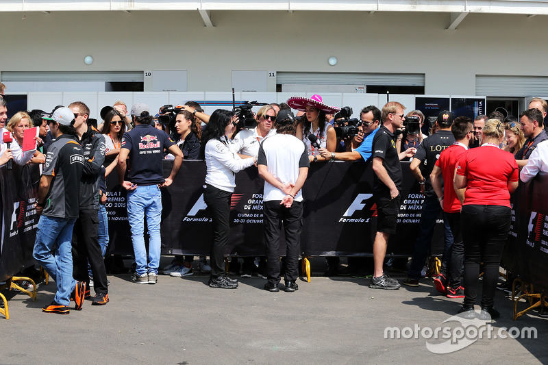 Sergio Pérez, Sahara Force India F1; Carlos Sainz Jr., Scuderia Toro Rosso; Fernando Alonso, McLaren y Will Stevens, Manor Marussia F1 Team con los medios de comunicación