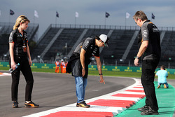 Sergio Perez, Sahara Force India F1, beim Trackwalk