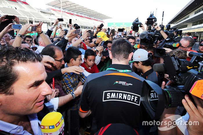 Sergio Pérez, Sahara Force India F1 firma autógrafos para los fans