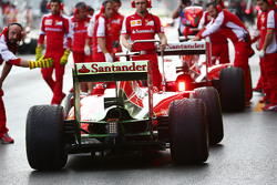 Kimi Raikkonen, Ferrari SF15-T volgt Sebastian Vettel, Ferrari SF15-T in de pits