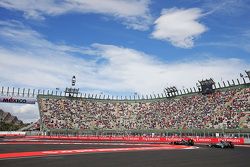 Fernando Alonso, McLaren MP4-30 lidera a Lewis Hamilton, Mercedes AMG F1 W06