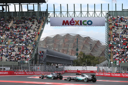Nico Rosberg, Mercedes AMG F1 W06 lidera a Lewis Hamilton, Mercedes AMG F1 W06