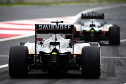 Nico Hulkenberg, Sahara Force India F1 VJM08 sigue a Sergio Pérez, Sahara Force India F1 VJM08 fuera