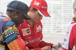 Esteban Gutiérrez; Scuderia Ferrari forma autógrafos para un fan