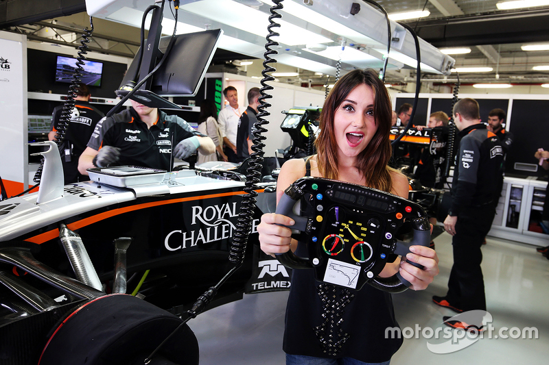 Dulce María, cantante y actriz con el Sahara Force India F1
