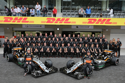 Nico Hulkenberg, Sahara Force India F1 y Sergio Pérez, Sahara Force India F1 en la foto del equipo
