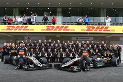Nico Hulkenberg, Sahara Force India F1 y Sergio Pérez, Sahara Force India F1 en la foto del equipo