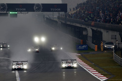 #17 Porsche Team Porsche 919 Hybrid: Timo Bernhard, Mark Webber, Brendon Hartley and #18 Porsche Tea