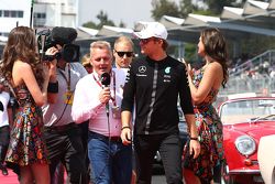 Nico Rosberg, Mercedes AMG F1 con Johnny Herbert, Sky Sports F1, en el desfile de pilotos.
