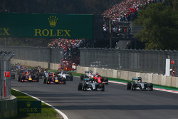 Nico Rosberg, Mercedes AMG F1 W06 lidera a Lewis Hamilton, Mercedes AMG F1 W06 al inicio de la carre