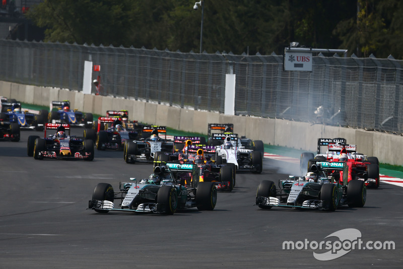 Nico Rosberg, Mercedes AMG F1 W06 lidera a Lewis Hamilton, Mercedes AMG F1 W06 al inicio de la carre