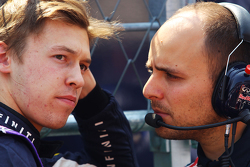 Даниил Квят, Red Bull Racing и Джанпьеро Ламбьязе, гоночный инженер Red Bull Racing на стартовой реш