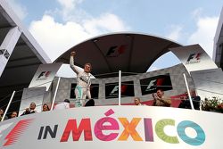 Podium: Race winner Nico Rosberg, Mercedes AMG F1 Team