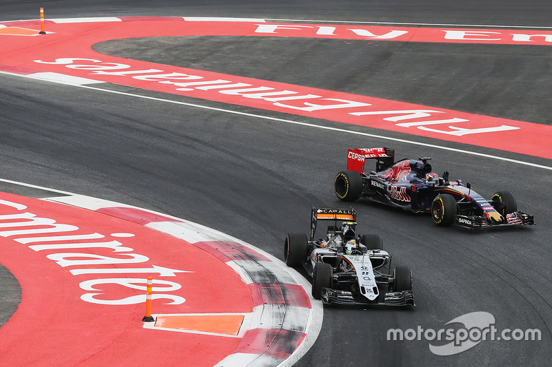 Sergio Pérez, Sahara Force India F1 VJM08 y Max Verstappen, Scuderia Toro Rosso STR10 al final de la