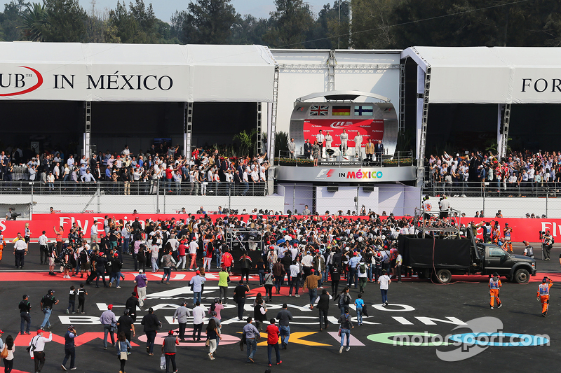 Podio: Sgundo lugar Lewis Hamilton, Mercedes AMG F1, ganador de la carrera Nico Rosberg, Mercedes AMG F1 y el tercer lugar Valtteri Bottas, Williams