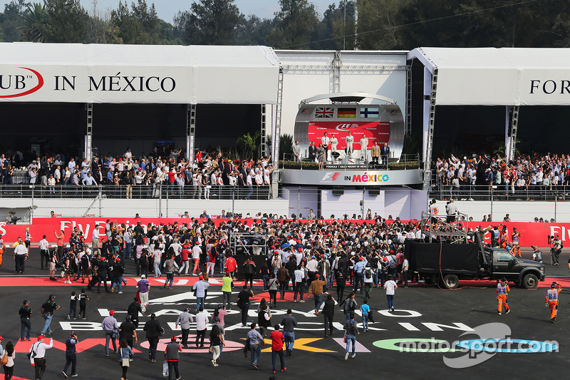 Podium: Second place Lewis Hamilton, Mercedes AMG F1, race winner Nico Rosberg, Mercedes AMG F1 and 