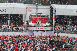 Podio: Sgundo lugar Lewis Hamilton, Mercedes AMG F1, ganador de la carrera Nico Rosberg, Mercedes AM
