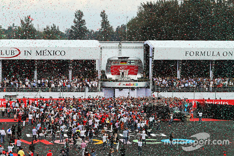 Podio: Sgundo lugar Lewis Hamilton, Mercedes AMG F1, ganador de la carrera Nico Rosberg, Mercedes AMG F1 y el tercer lugar Valtteri Bottas, Williams