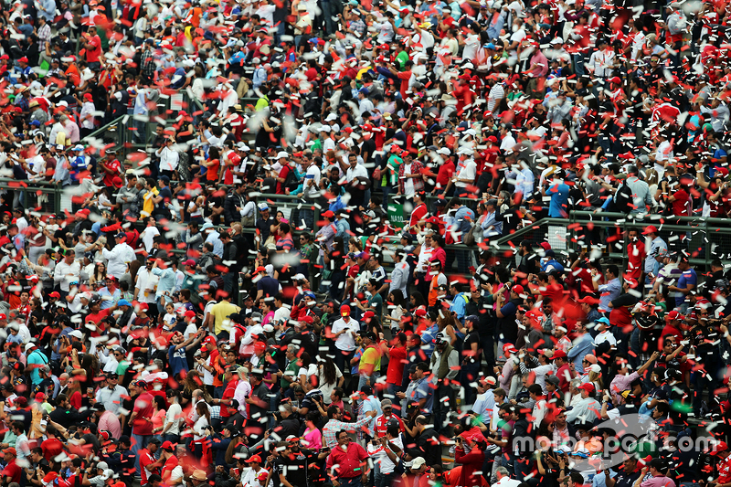 Fans en la tribuna