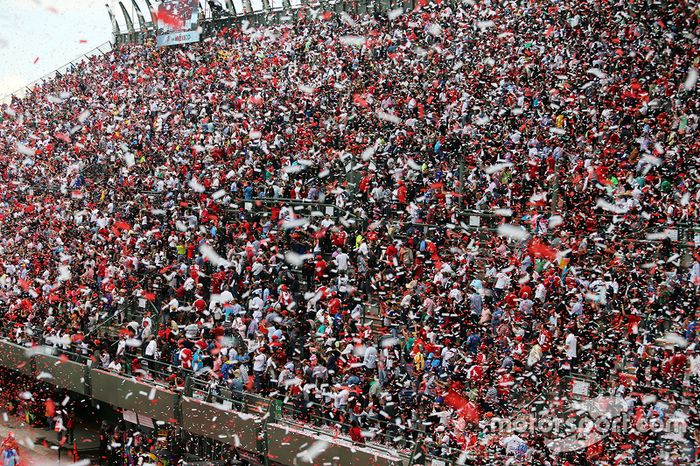 Fans en la tribuna