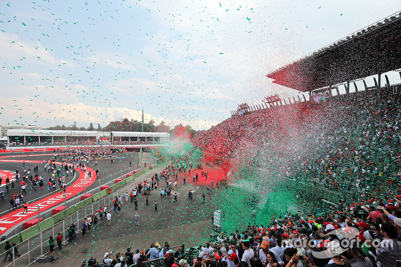 Confetti in de tribunes tijdens podiumceremonie