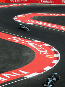 Nico Rosberg, Mercedes AMG F1 W06 lidera a su compañero de equipo Lewis Hamilton, Mercedes AMG F1 W06