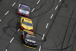 Martin Truex Jr., Furniture Row Racing Chevrolet en Joey Logano, Team Penske Ford and A.J. Allmendin