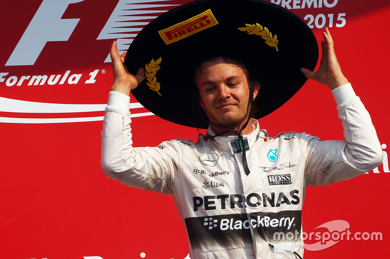 Podium: Winnaar Nico Rosberg, Mercedes AMG F1 viert op het podium