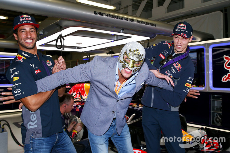 Daniel Ricciardo, Red Bull Racing et Daniil Kvyat, Red Bull Racing avec le catcheur mexicain Mistico