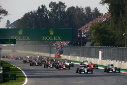 Start: Nico Rosberg, Mercedes AMG F1 W06 aan de leiding