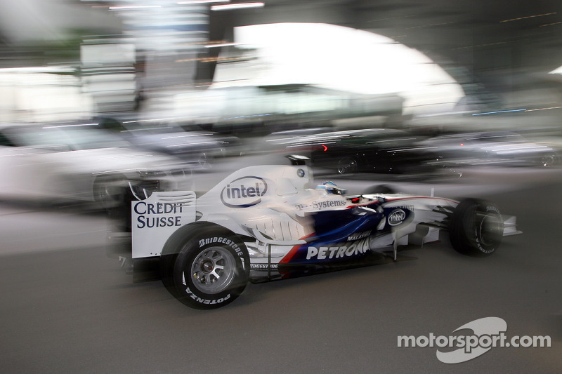 Nick Heidfeld conduce el BMW Sauber F1.08 en un aparcamiento