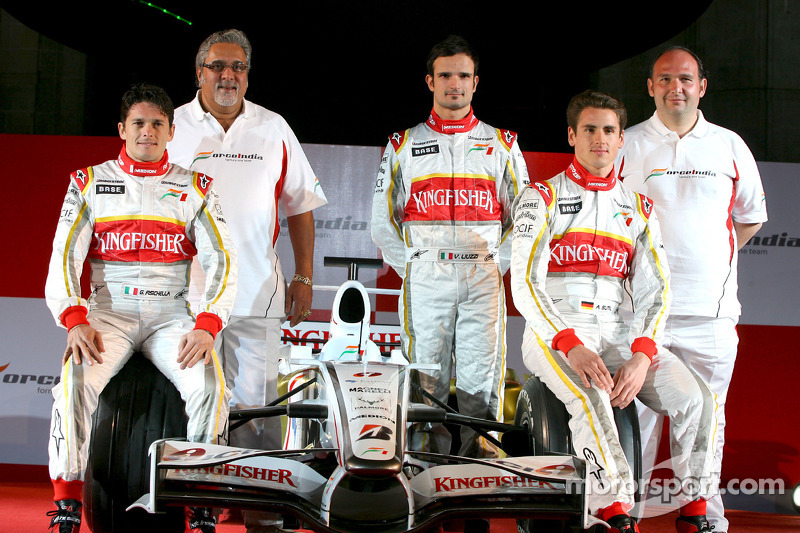 Giancarlo Fisichella, Vijay Mallya, Adrian Sutil, Vitantonio Liuzzi y Dr Colin Kolles, Force India F