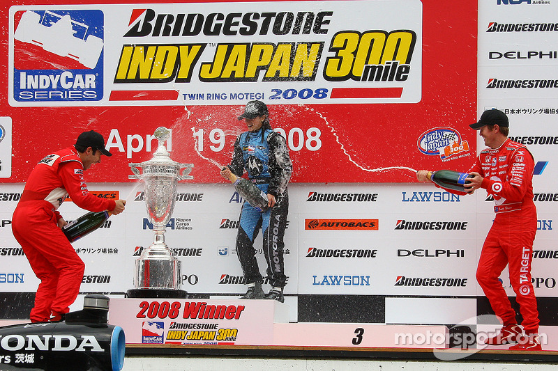 Podio: ganador de la carrera Danica Patrick celebra con Helio Castroneves y Scott Dixon