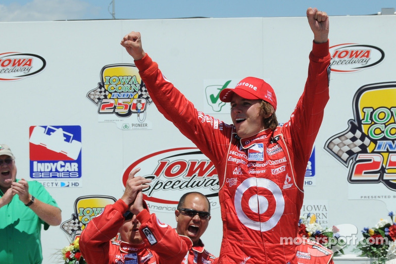 Victory lane : Dan Wheldon fête sa victoire