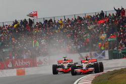 Льюис Хэмилтон, McLaren Mercedes, MP4-23 и Хейкки Ковалайнен, McLaren Mercedes, MP4-23