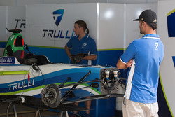 El garage del equipo de Trulli