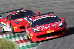 #277 Ferrari of Quebec Ferrari 458 Эммануэль Анассис едет впереди #131 AF Corse Ferrari 458 Критона